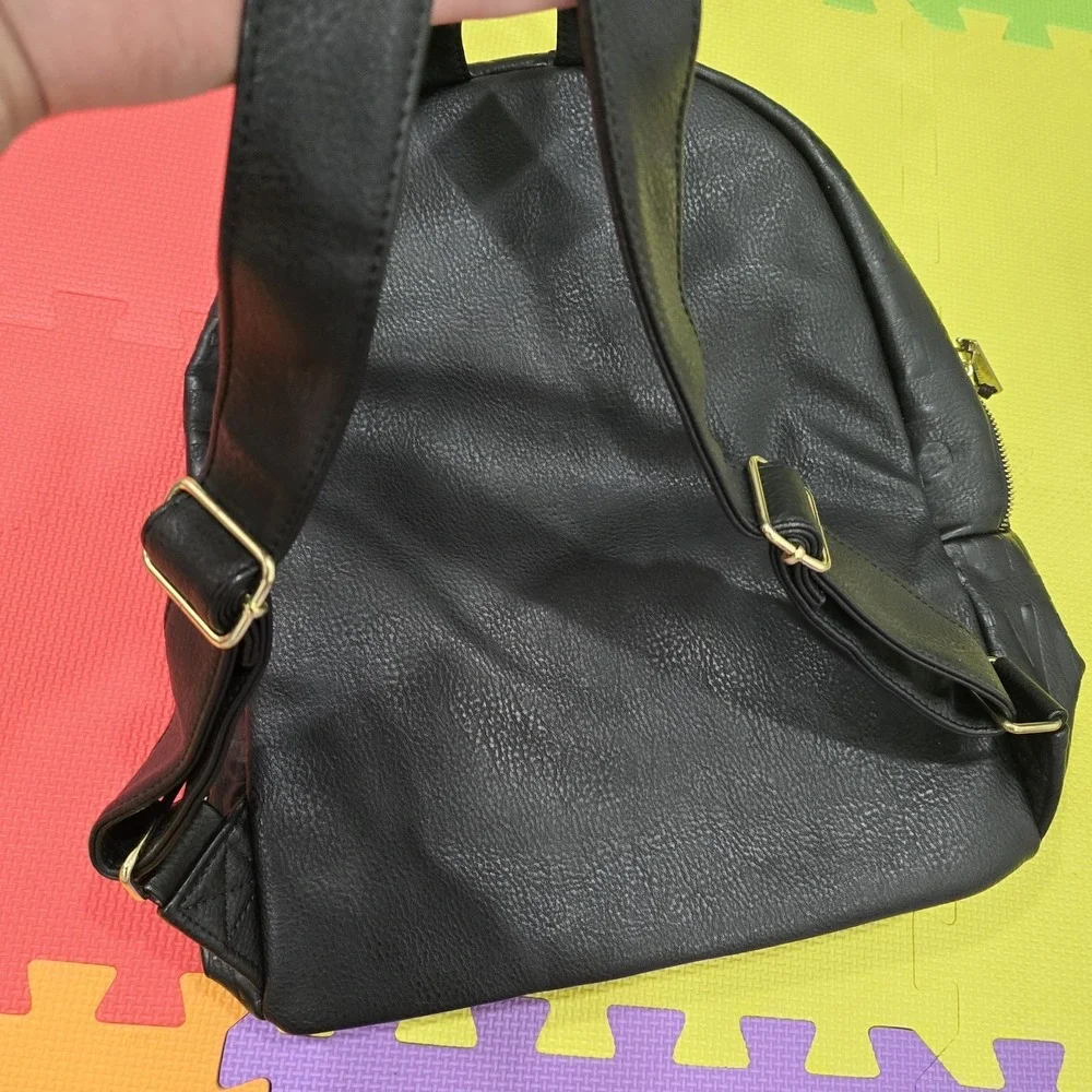 Steve‎ Madden Black Pebbled Vegan Leather Backpack Embossed Logo Gold...